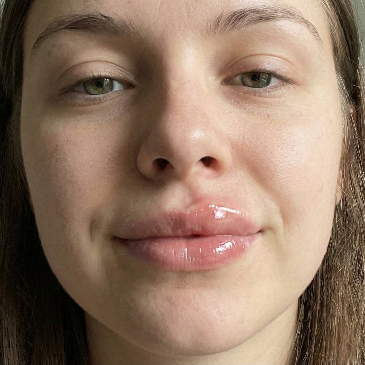 Fuller-looking glossy lips with Extreme Plump Injection