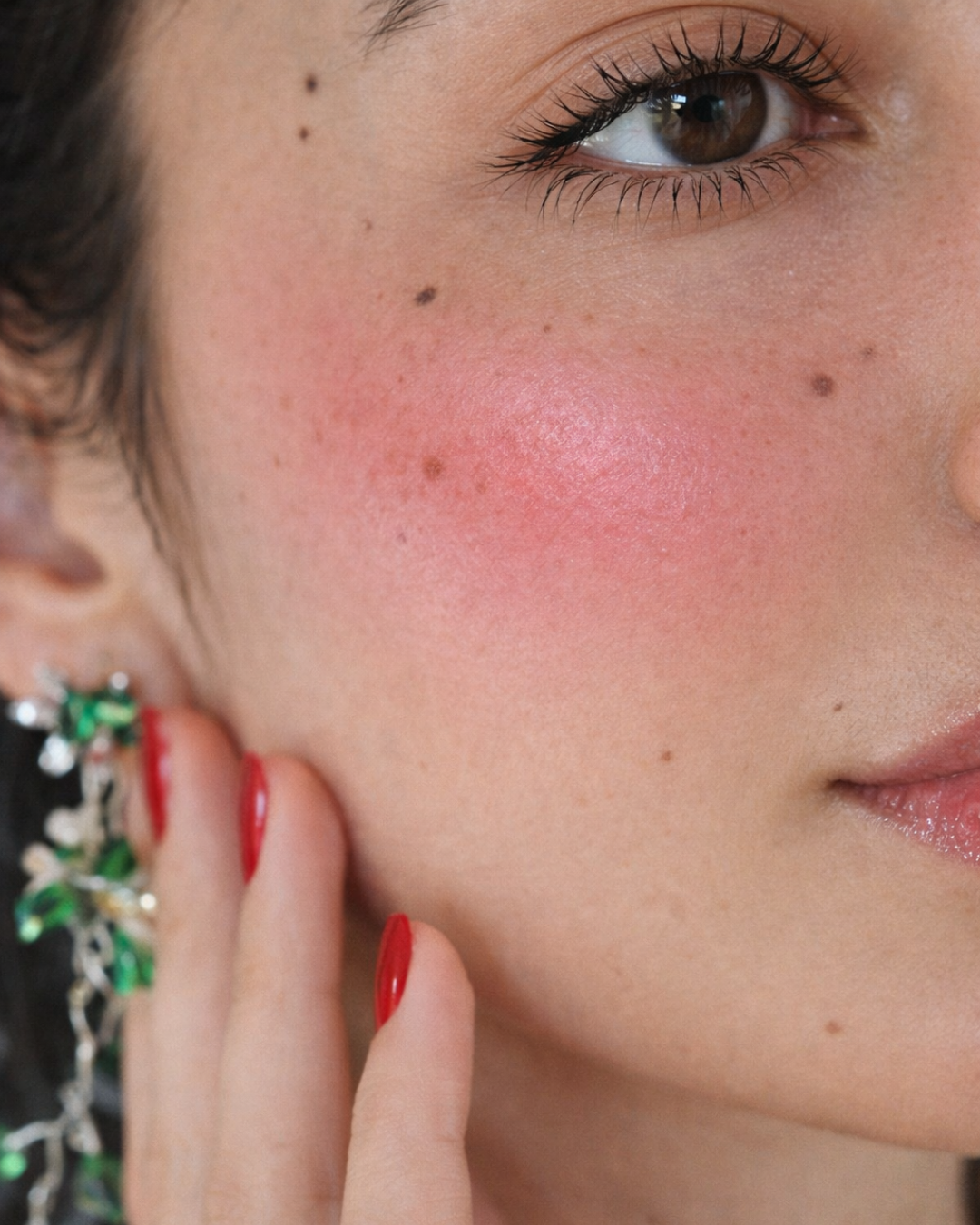 Exotic Galaxy Blush sulla guancia, primo piano