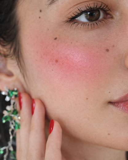 Exotic Galaxy Blush sulla guancia, primo piano